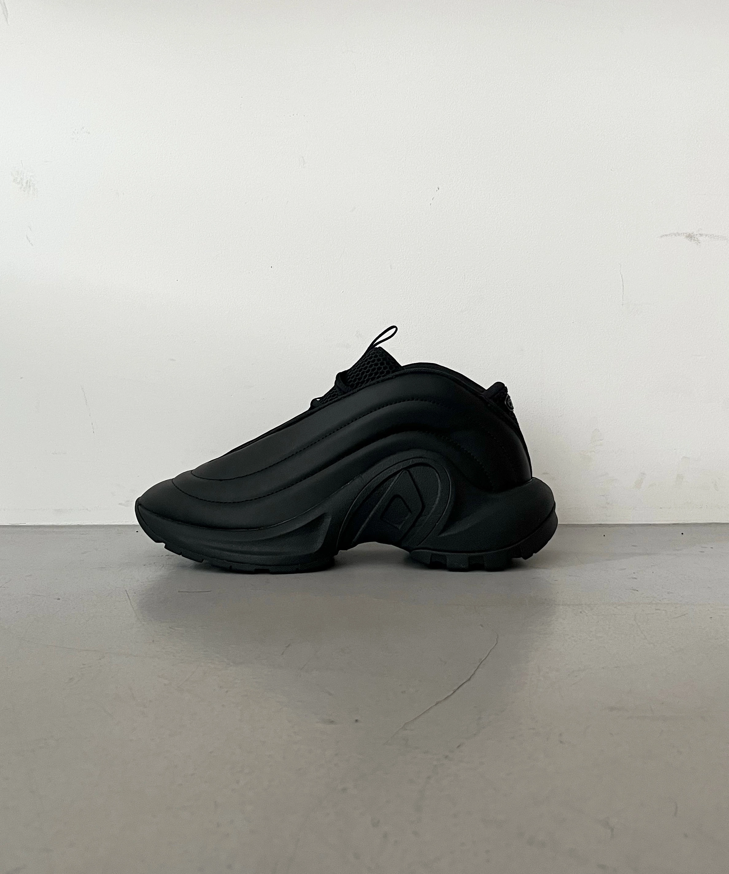 DIESEL S-d-runner x "BLACK" Cushioned Step Night Travel