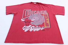 Stylish and Relaxed 90's Chicago Bulls Basketball Graphic T-Shirt